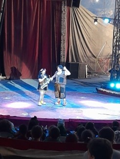 Grupo de alunos, professores e funcionários da Escola Metodista O Semeador, além de um cachorro, usando trajes temáticos da Celebração de Natal.